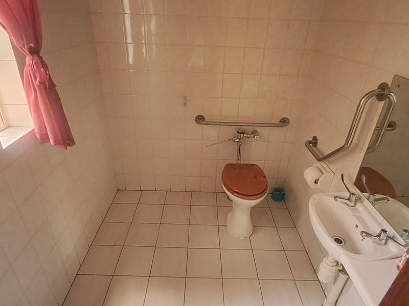 Office/Classrooms To Rent in Noordheuwel - Photo 2