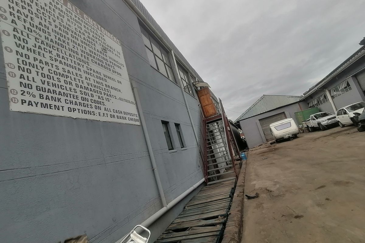 8 329sqm warehouse in isiphingo rail - Photo 4