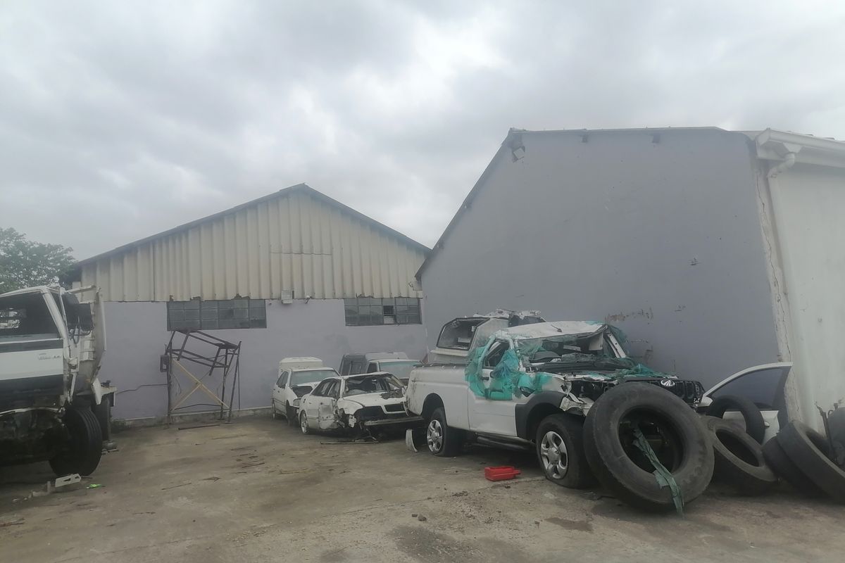 8 329sqm warehouse in isiphingo rail - Photo 3