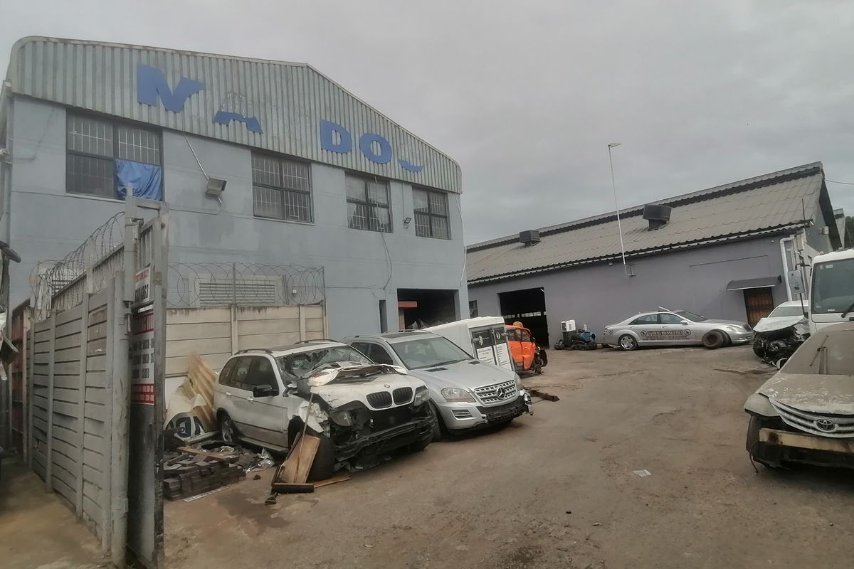 8 329sqm warehouse in isiphingo rail - Photo 2
