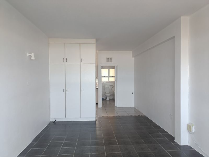 BACHELOR BY THE SEA - Photo 5