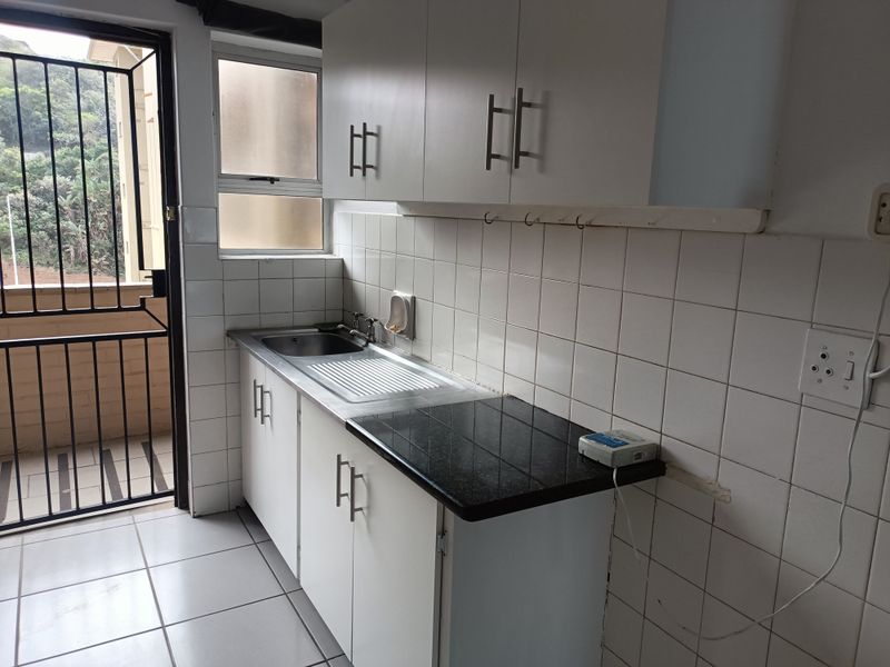 BACHELOR BY THE SEA - Photo 4