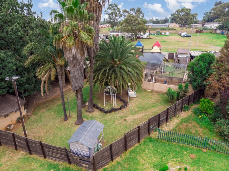 LIVE. WORK. PLAY. – All in One Incredible Property! - Photo 3