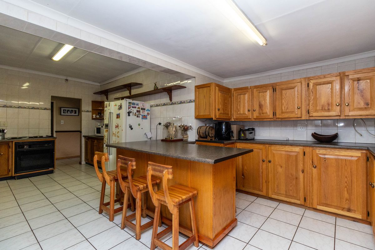 LIVE. WORK. PLAY. – All in One Incredible Property! - Photo 4