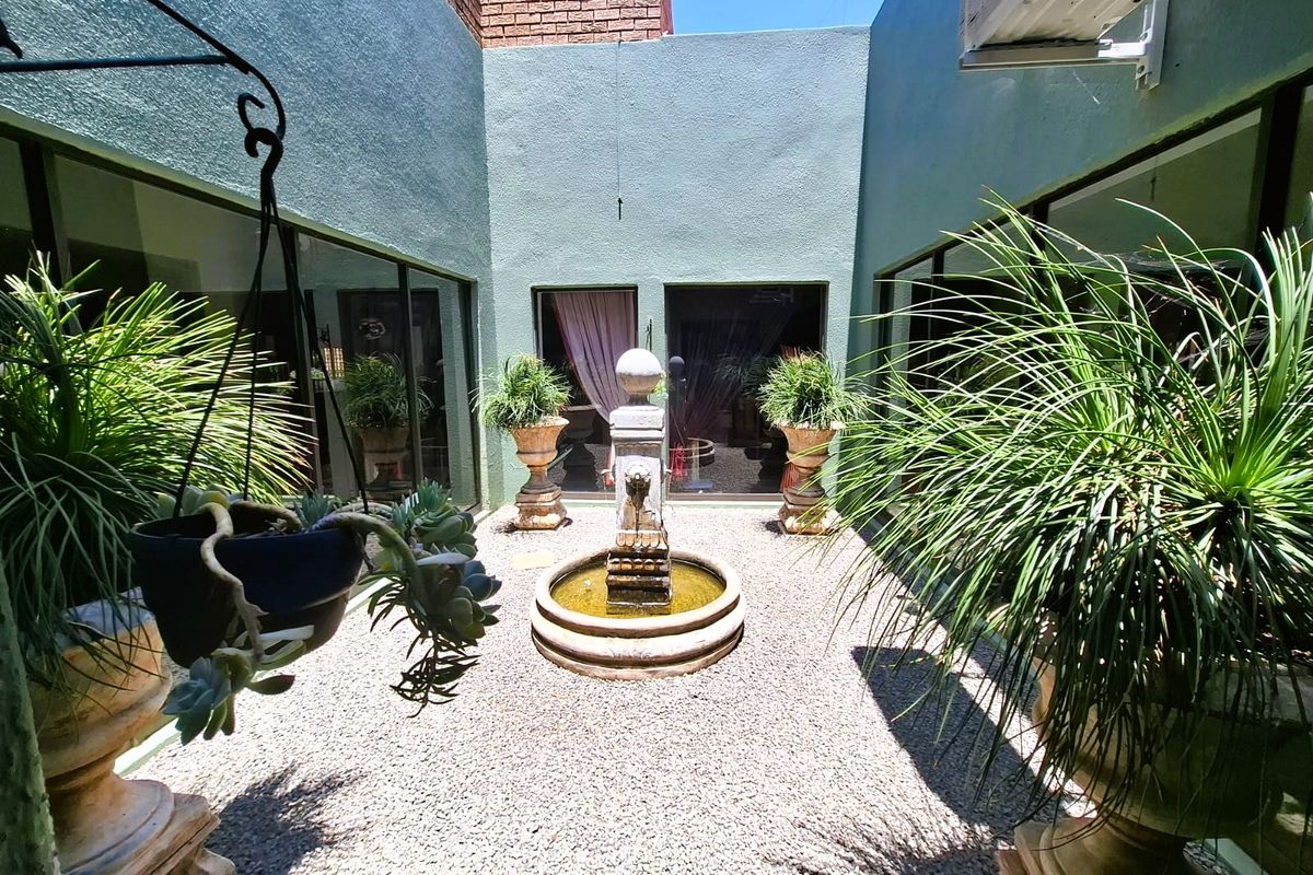 Luxurious Home with Bonus Flatlets! - Photo 4