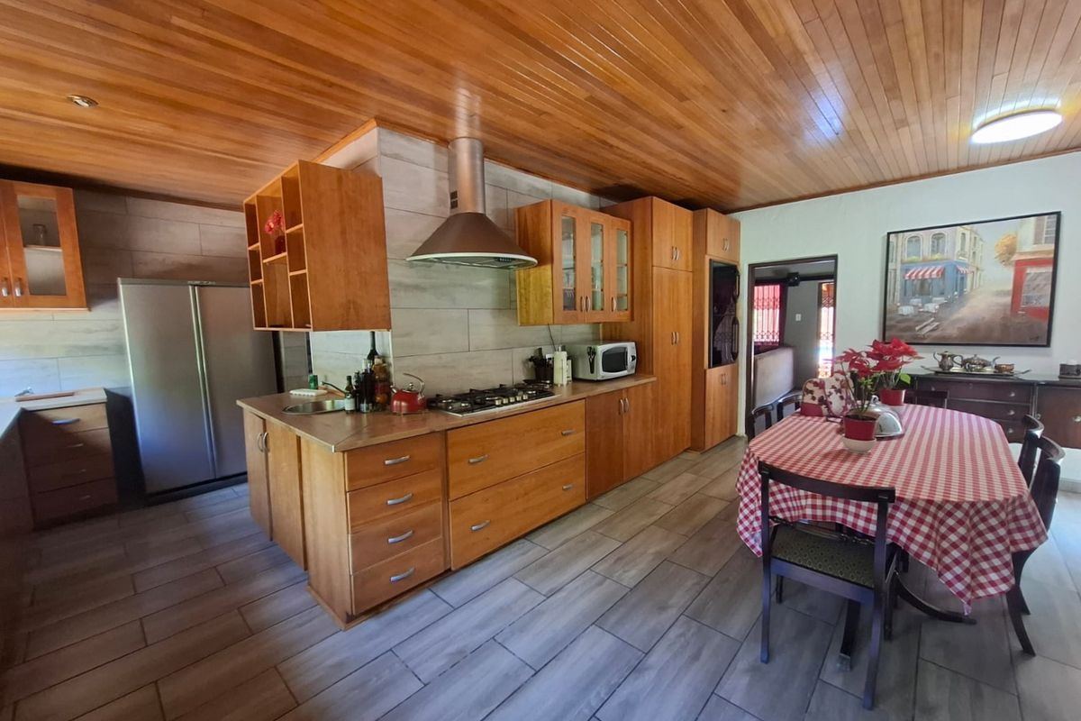 Luxurious Home with Bonus Flatlets! - Photo 5