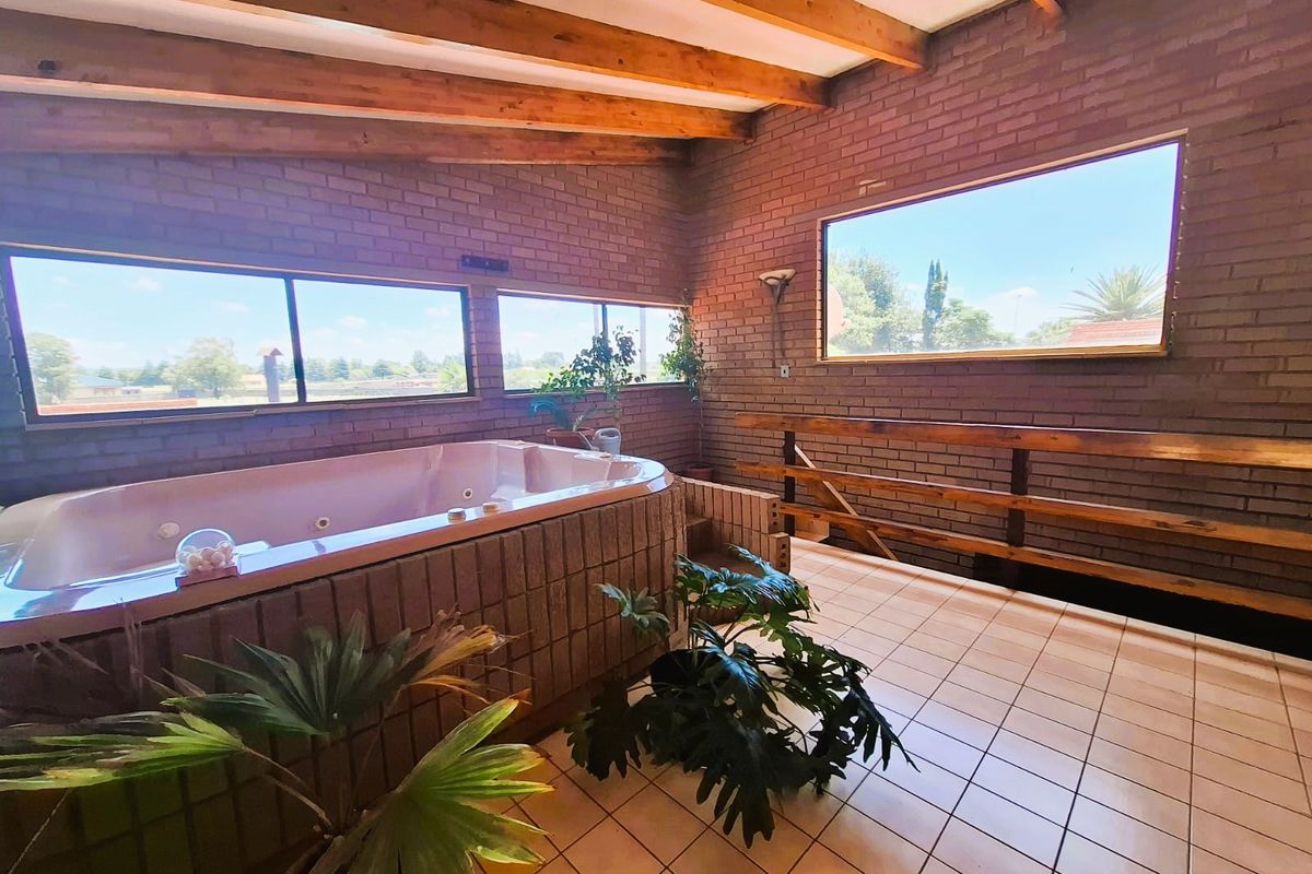 Luxurious Home with Bonus Flatlets! - Photo 3