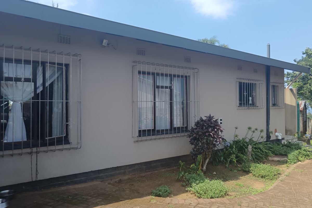 Coastal Comfort with Panoramic Ocean Views - Photo 2