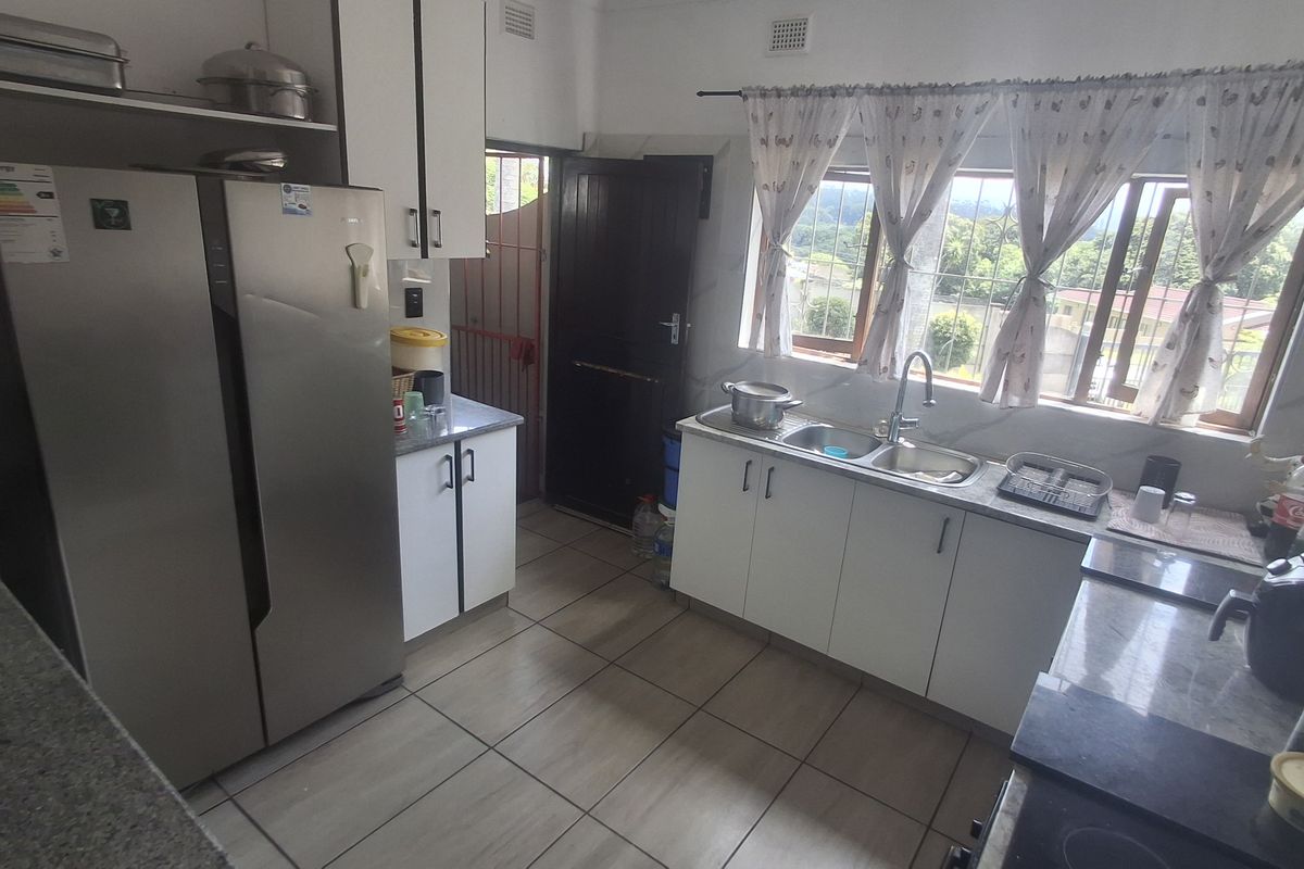 Coastal Comfort with Panoramic Ocean Views - Photo 4