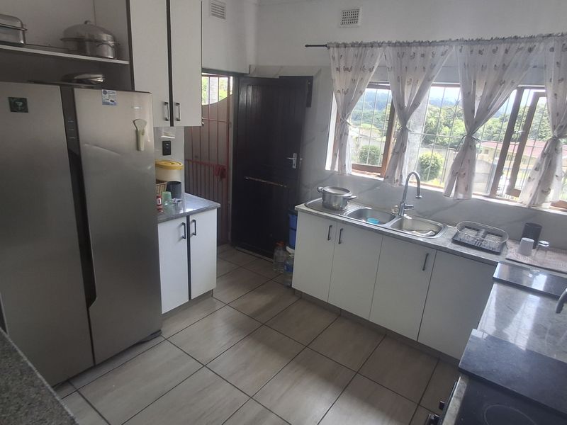 Coastal Comfort with Panoramic Ocean Views - Photo 4