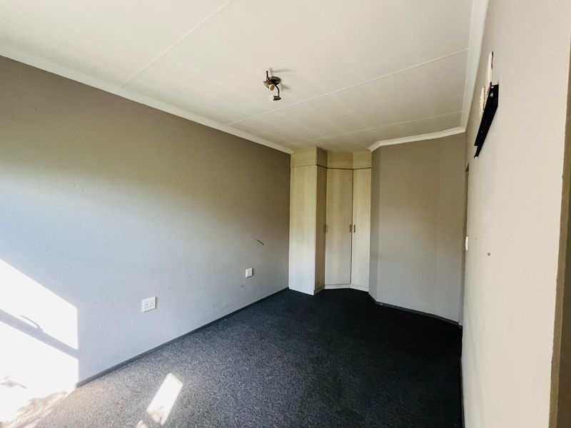 Three Bedroom Apartment for Sale in Honeydew Park. - Photo 10