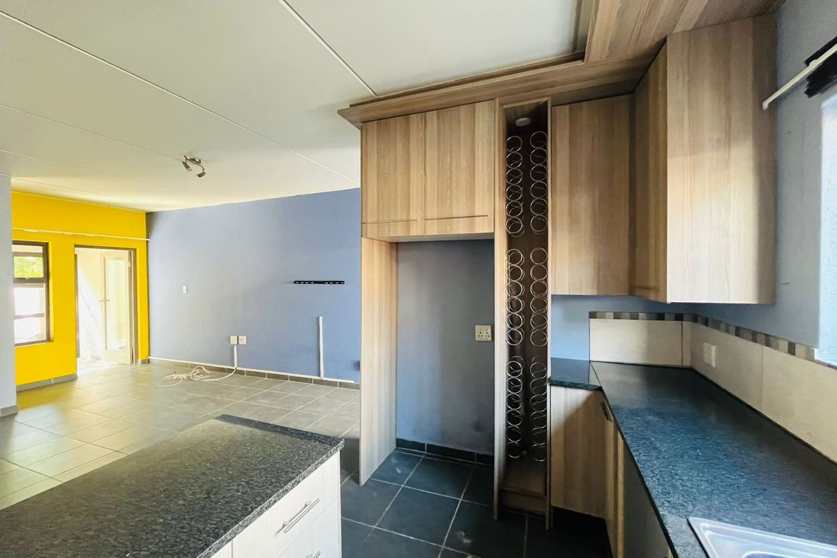 Three Bedroom Apartment for Sale in Honeydew Park. - Photo 5