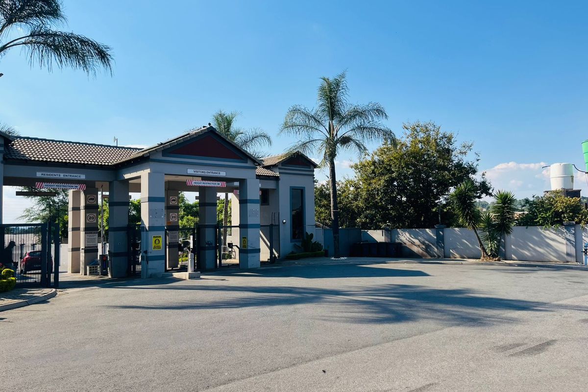 Three Bedroom Apartment for Sale in Honeydew Park. - Photo 2