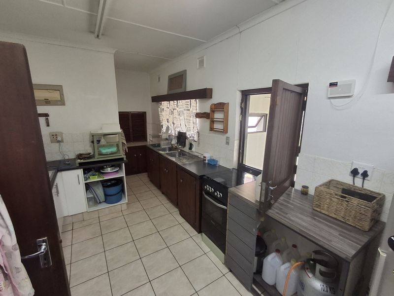 Family Home in the Heart of Port Edward - Photo 9