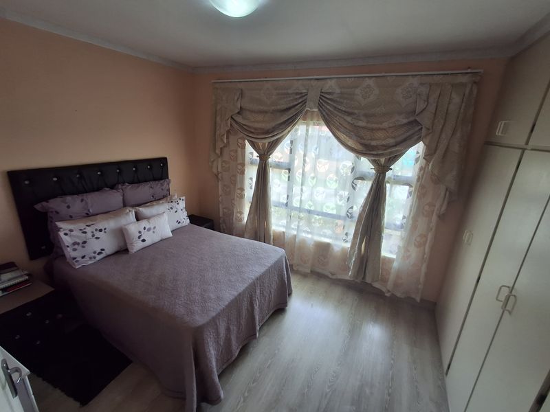 Lovely Family Home in Port Edward - Photo 8