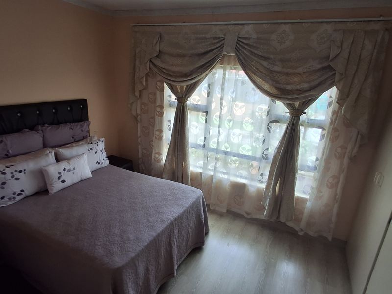 Lovely Family Home in Port Edward - Photo 9