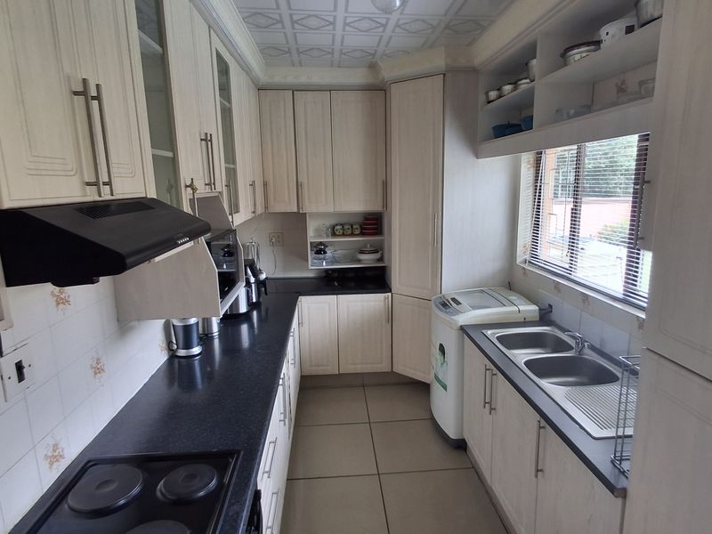 Lovely Family Home in Port Edward - Photo 5