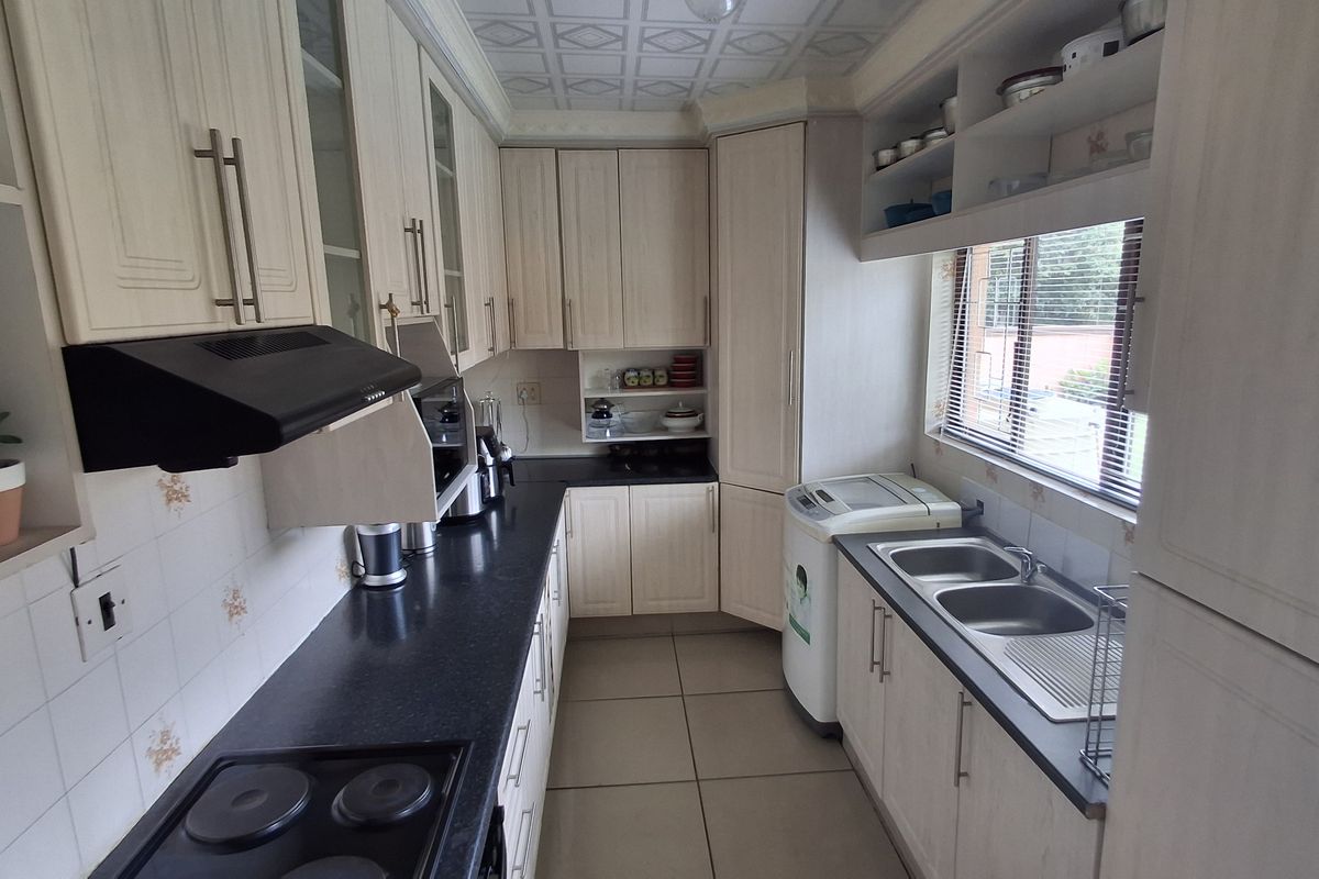 Lovely Family Home in Port Edward - Photo 5