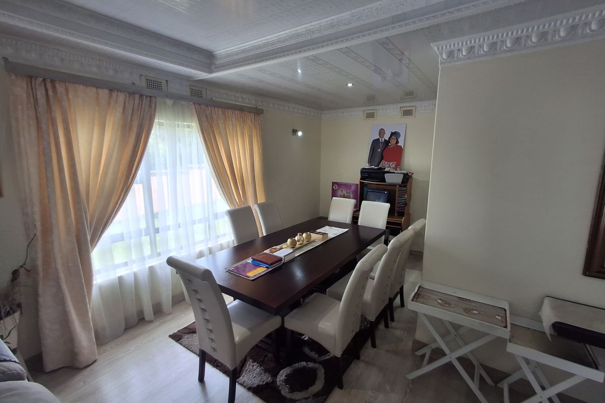 Lovely Family Home in Port Edward - Photo 4