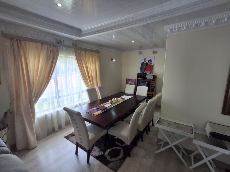 Lovely Family Home in Port Edward - Photo 4