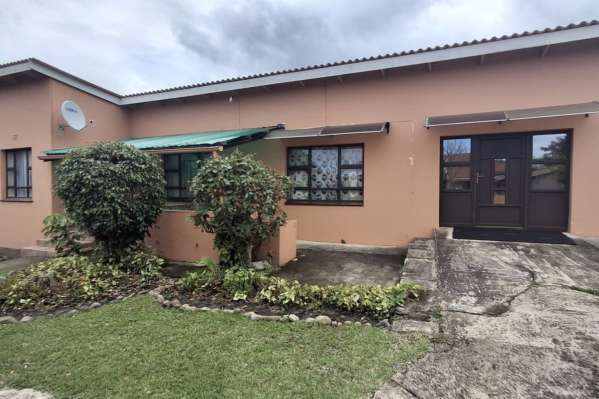 Lovely Family Home in Port Edward - Photo 2