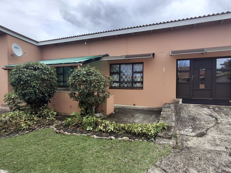 Lovely Family Home in Port Edward - Photo 2