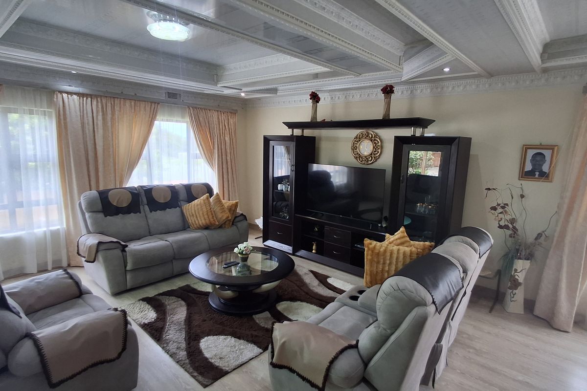 Lovely Family Home in Port Edward - Photo 3