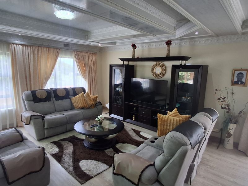 Lovely Family Home in Port Edward - Photo 3