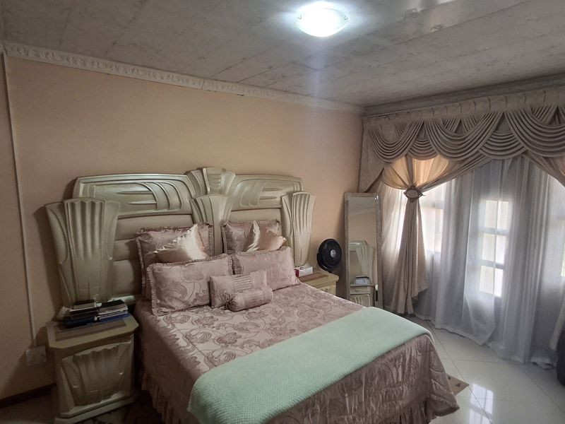 Lovely Family Home in Port Edward - Photo 10