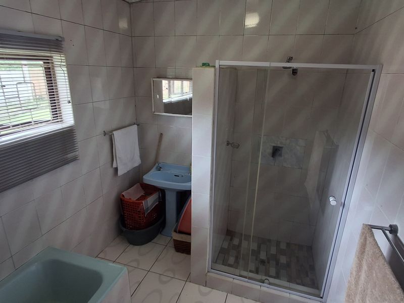 Lovely Family Home in Port Edward - Photo 6