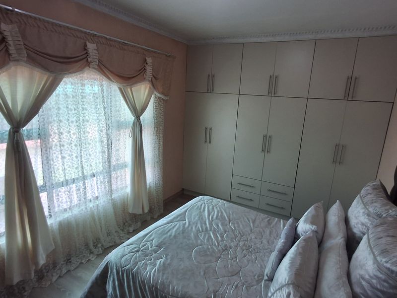 Lovely Family Home in Port Edward - Photo 7