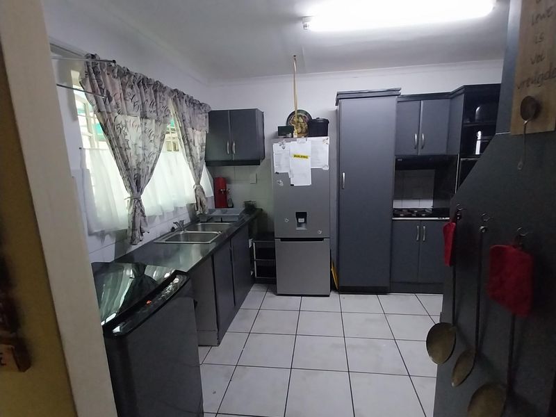 🏡 Spacious 6-Bedroom Family Home with Excellent Entertainment and Security Features - Photo 6