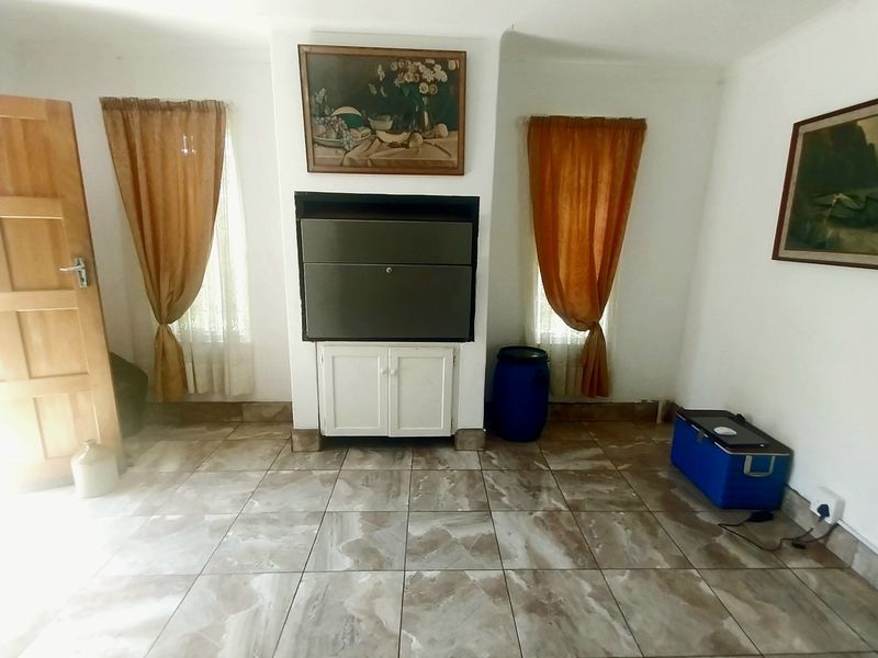 🏡 Spacious 6-Bedroom Family Home with Excellent Entertainment and Security Features - Photo 10