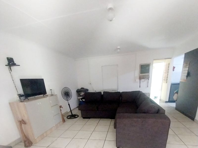 🏡 Spacious 6-Bedroom Family Home with Excellent Entertainment and Security Features - Photo 9