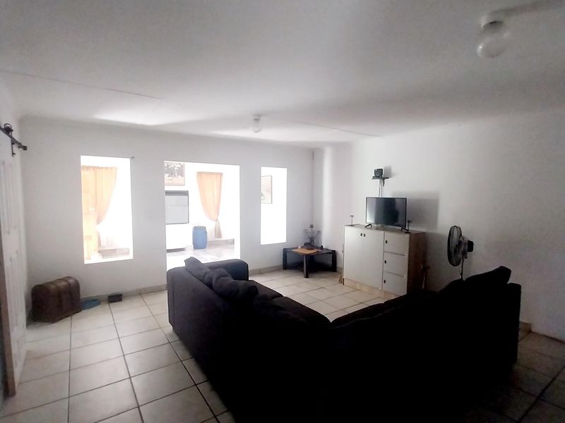 🏡 Spacious 6-Bedroom Family Home with Excellent Entertainment and Security Features - Photo 8