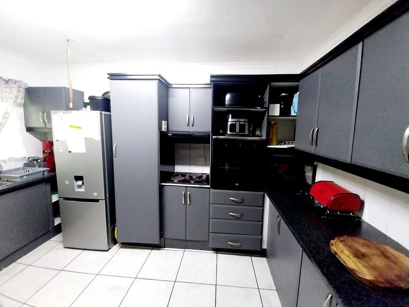 🏡 Spacious 6-Bedroom Family Home with Excellent Entertainment and Security Features - Photo 7