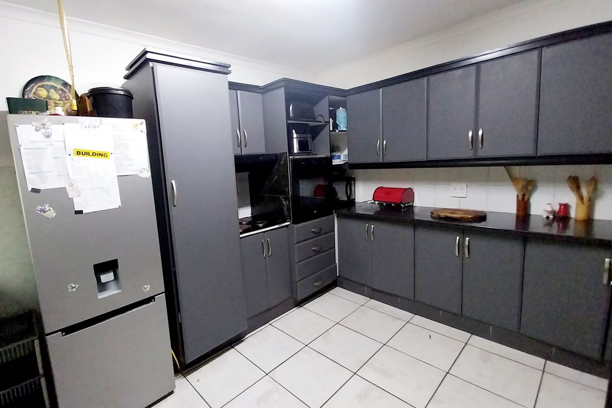 🏡 Spacious 6-Bedroom Family Home with Excellent Entertainment and Security Features - Photo 4