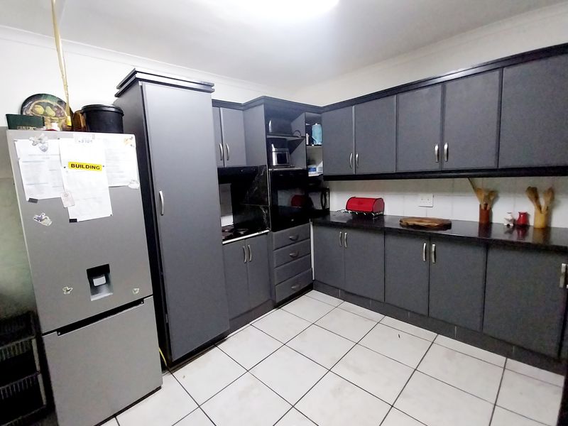 🏡 Spacious 6-Bedroom Family Home with Excellent Entertainment and Security Features - Photo 4