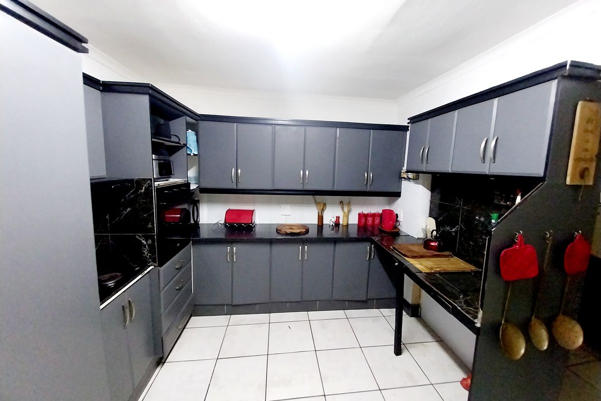 🏡 Spacious 6-Bedroom Family Home with Excellent Entertainment and Security Features - Photo 5