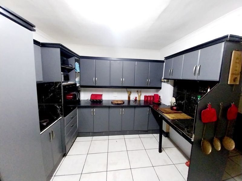 🏡 Spacious 6-Bedroom Family Home with Excellent Entertainment and Security Features - Photo 5