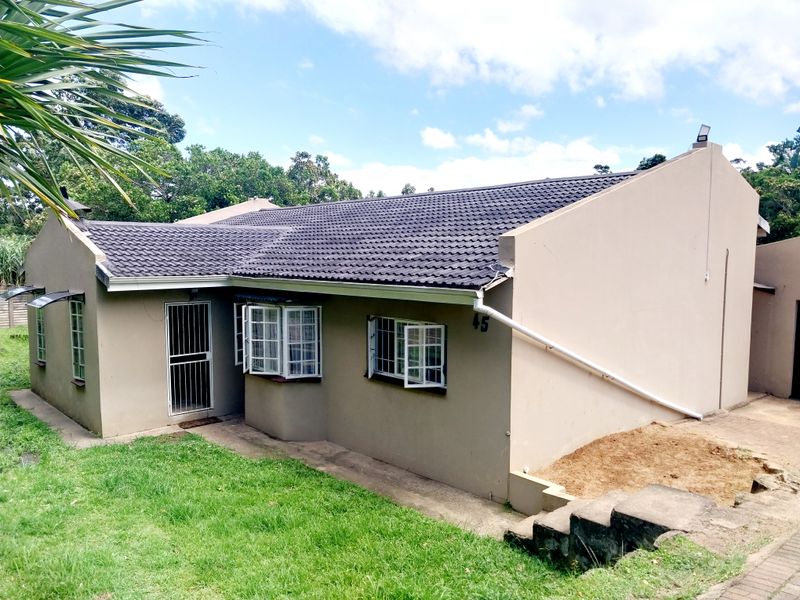 🏡 Spacious 6-Bedroom Family Home with Excellent Entertainment and Security Features - Photo 2