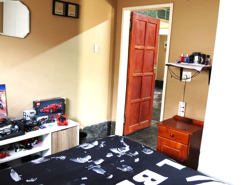 Charming 4-Bedroom Family Home with Income-Generating Flatlet - Photo 5