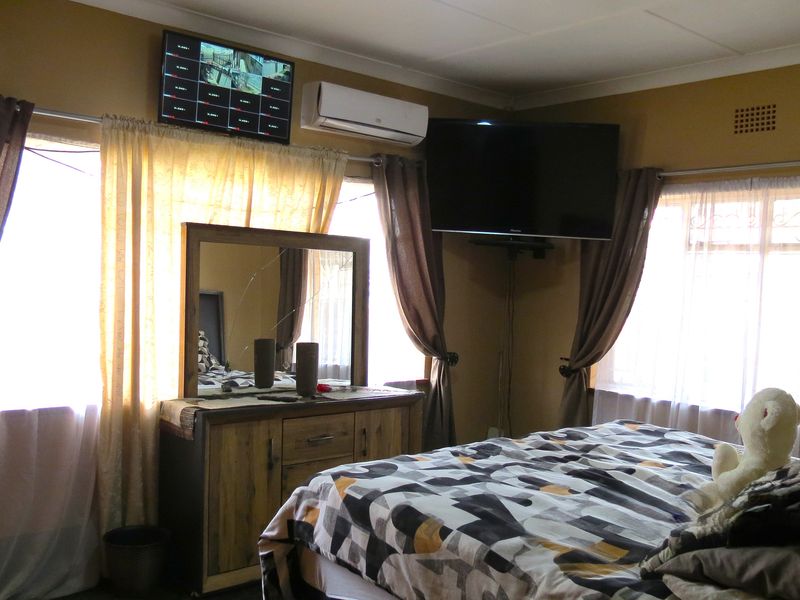 Charming 4-Bedroom Family Home with Income-Generating Flatlet - Photo 7