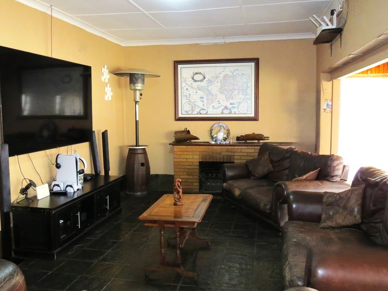 Charming 4-Bedroom Family Home with Income-Generating Flatlet - Photo 3