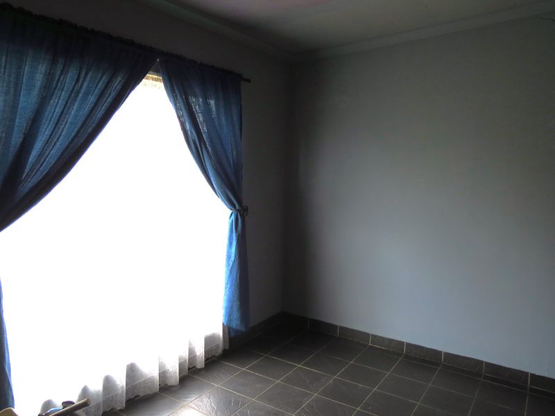 4 Bedroom Family Home with Pool & Lapa for Sale in Mindalore Ext. 1 - Photo 10