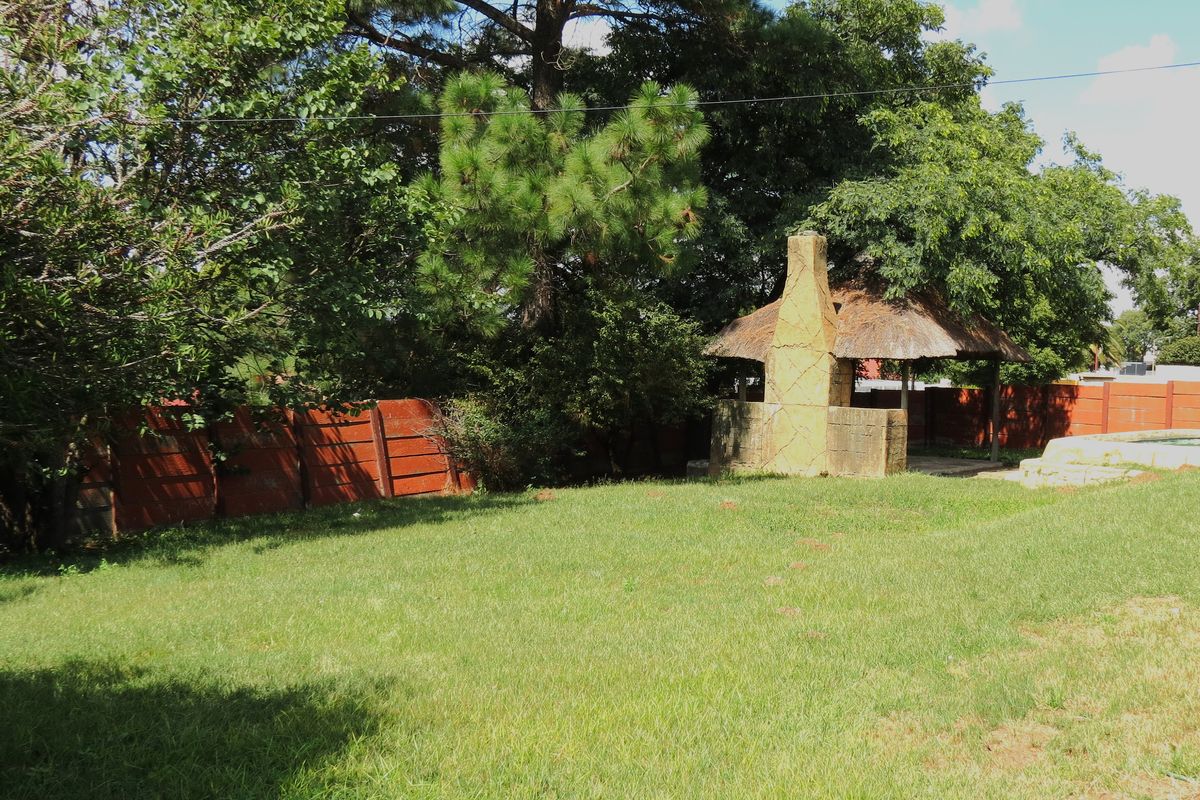 4 Bedroom Family Home with Pool & Lapa for Sale in Mindalore Ext. 1 - Photo 4