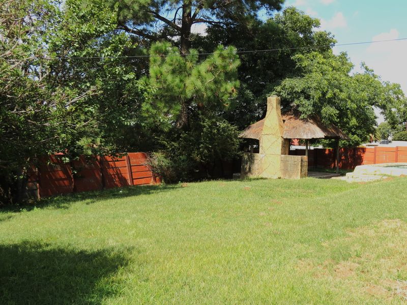 4 Bedroom Family Home with Pool & Lapa for Sale in Mindalore Ext. 1 - Photo 4