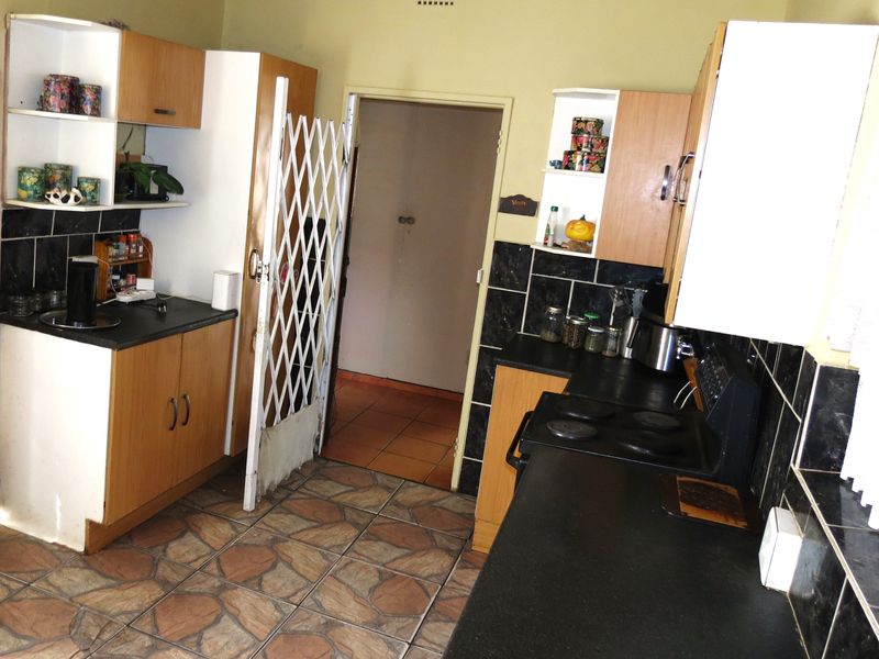 4 Bedroom Family Home with Pool & Lapa for Sale in Mindalore Ext. 1 - Photo 9