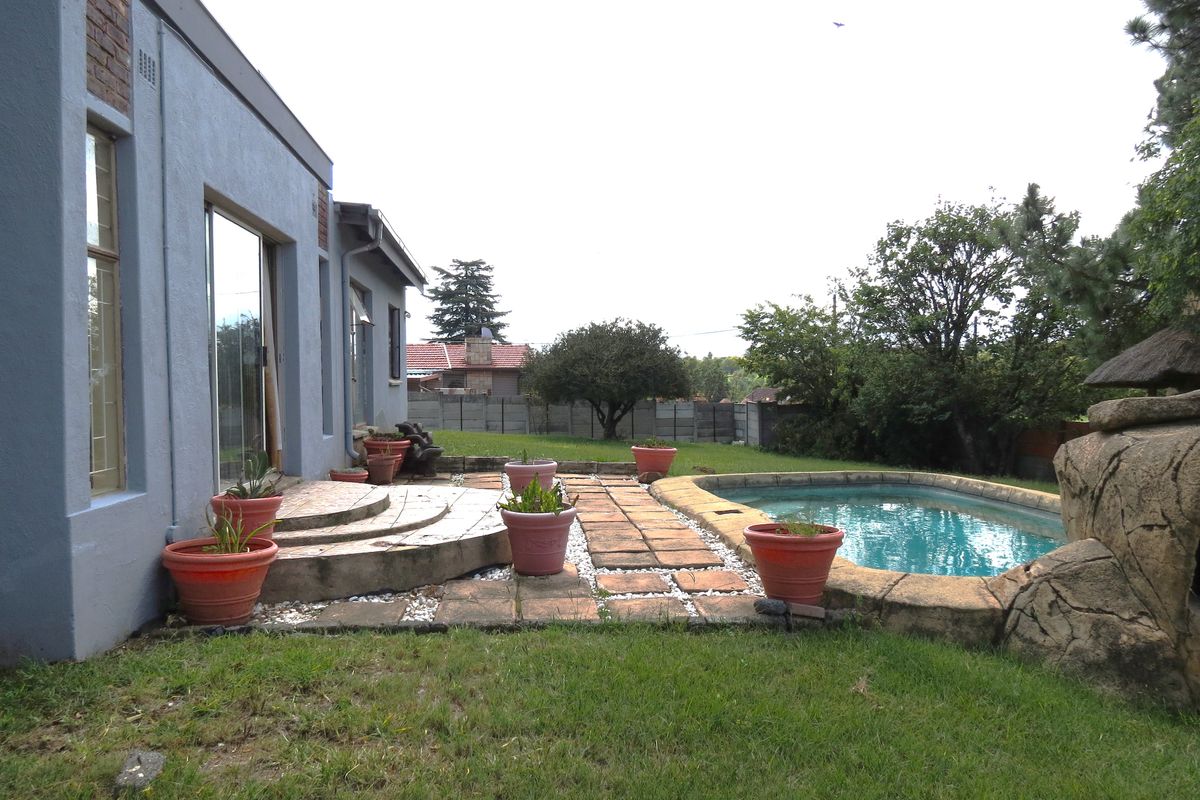 4 Bedroom Family Home with Pool & Lapa for Sale in Mindalore Ext. 1 - Photo 3