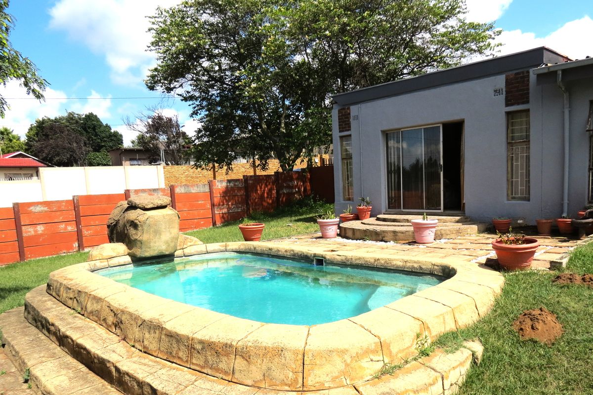 4 Bedroom Family Home with Pool & Lapa for Sale in Mindalore Ext. 1 - Photo 2